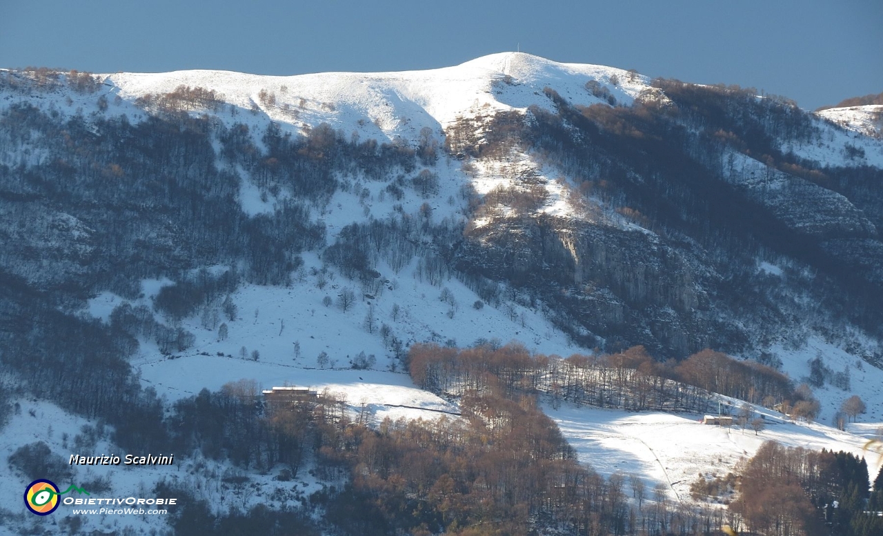 46 Zoom sul Linzone. La zona di Curtafè - Ronco, col vallone Vestàt che sale alla vetta....JPG